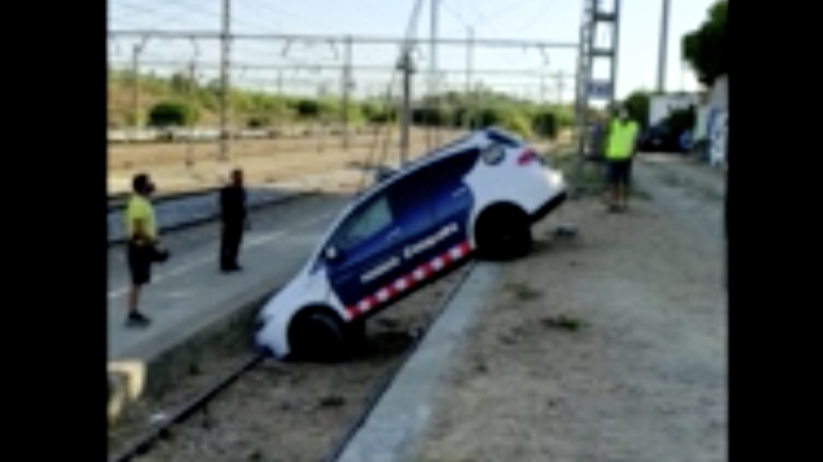 Imagen de la retirada del vehículo policial de las vías del tren.