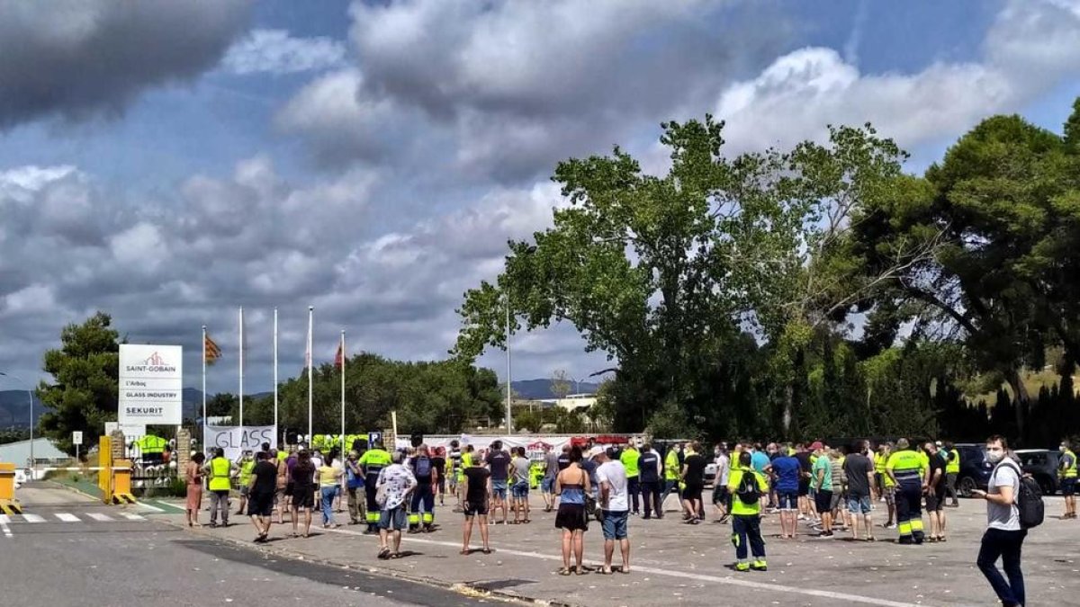 Gran pla general de l'assemblea de treballadors de Saint-Gobain a l'Arboç contra el tancament de la divisió Glass