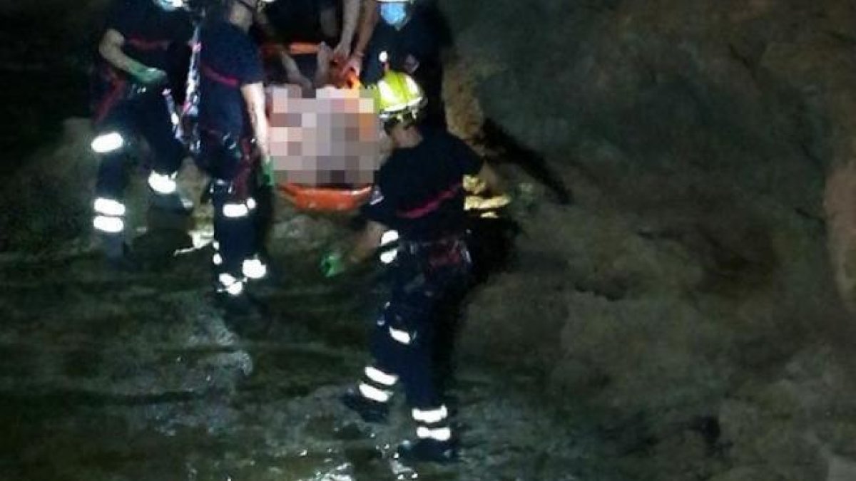 Efectius de bombers han rescatat a un home d'uns 40 anys que estava embriac i no podia sortir de la zona de roques de la platja dels Bojos de Torrevella (Alacant)