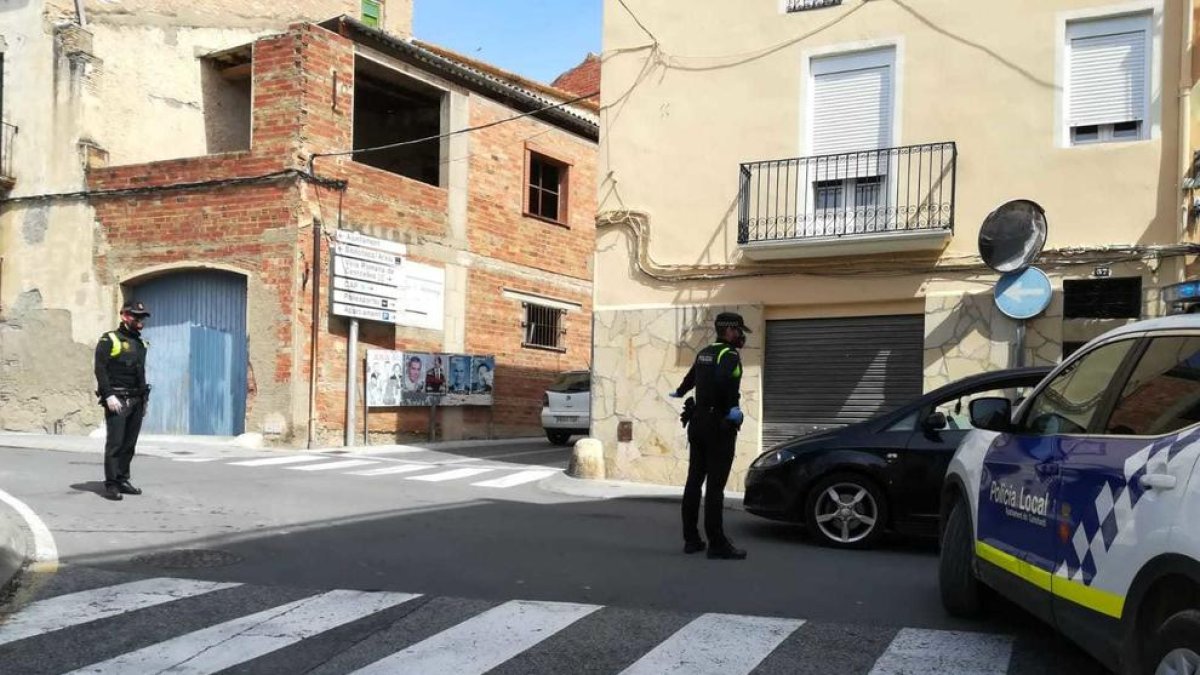 Agents de la policia local de Constantí fent un control al arrer.