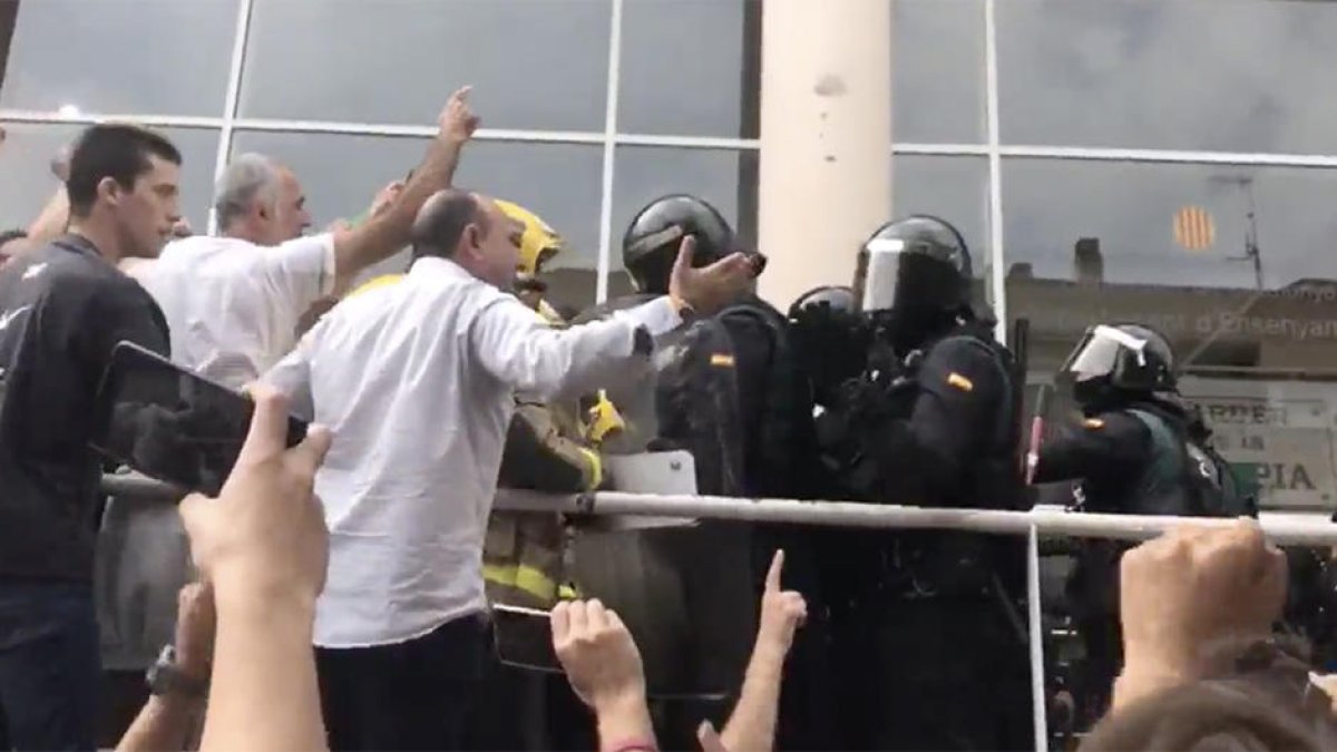 Imagen captura de un vídeo de la intervención policial en el instituto Quercus.