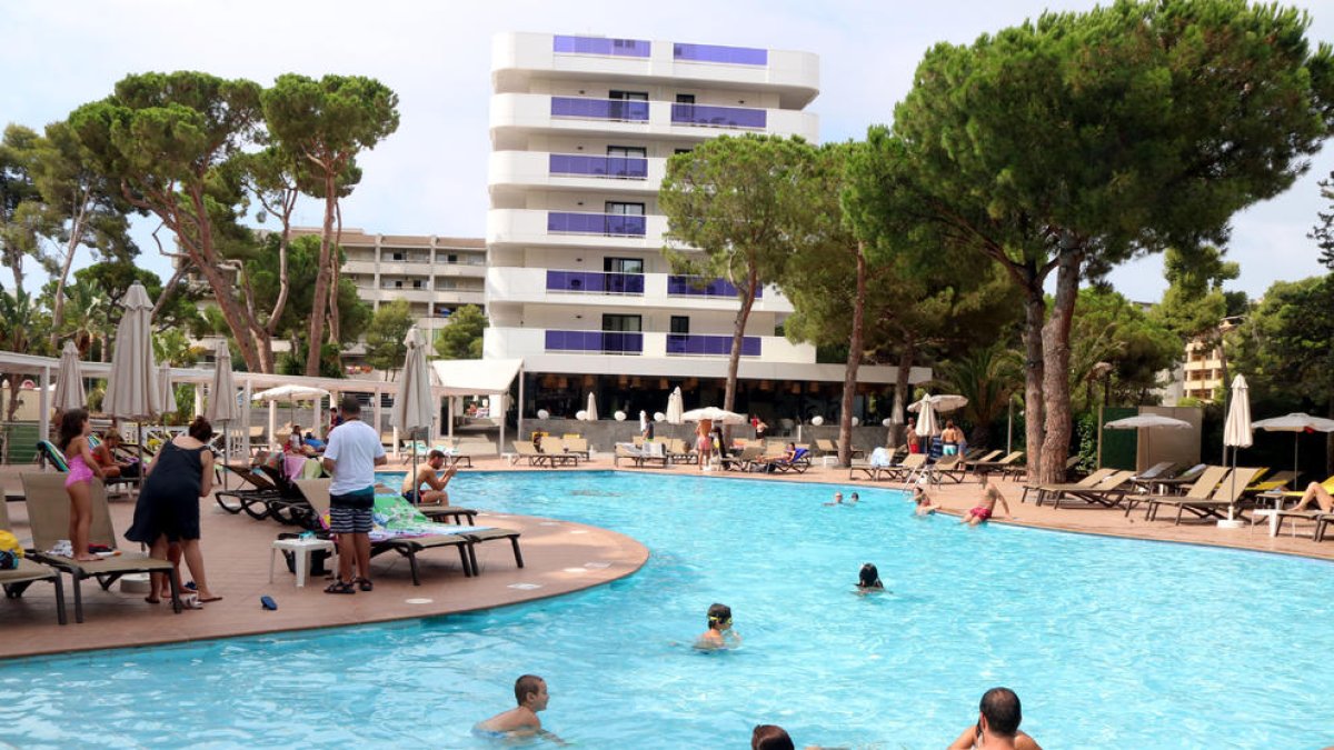 Turistes banyant-se i prenent el sol en una piscina de l'hotel Golden Port Salou & Spa