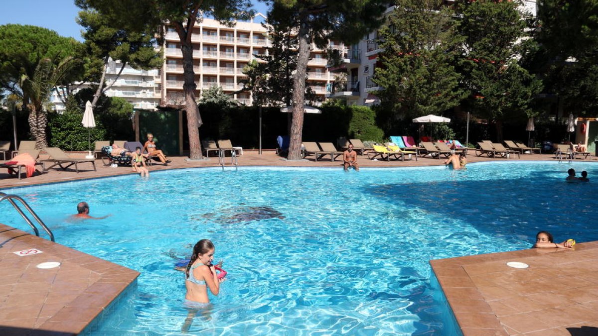 Turistes banyant-se a la piscina d'un hotel de Salou el mes passat de setembre.