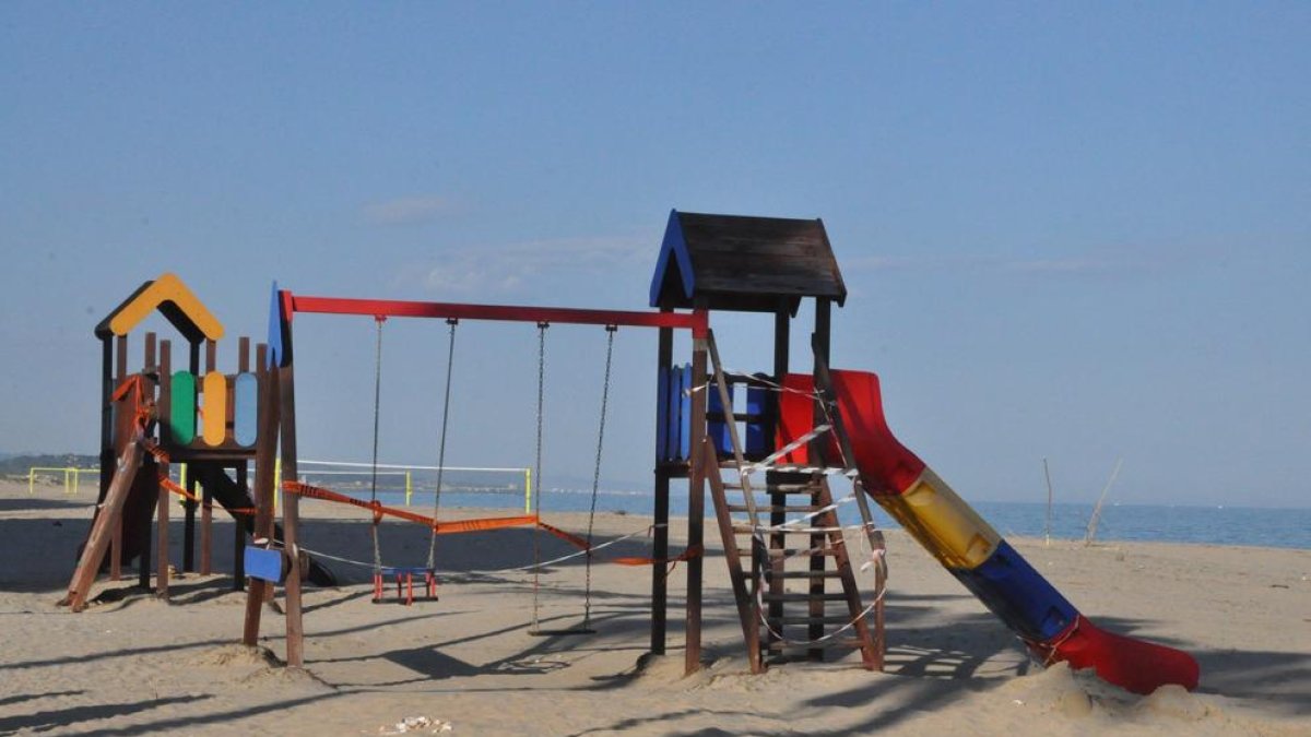 Imagen del parque infantil de la playa de Torredembarra.