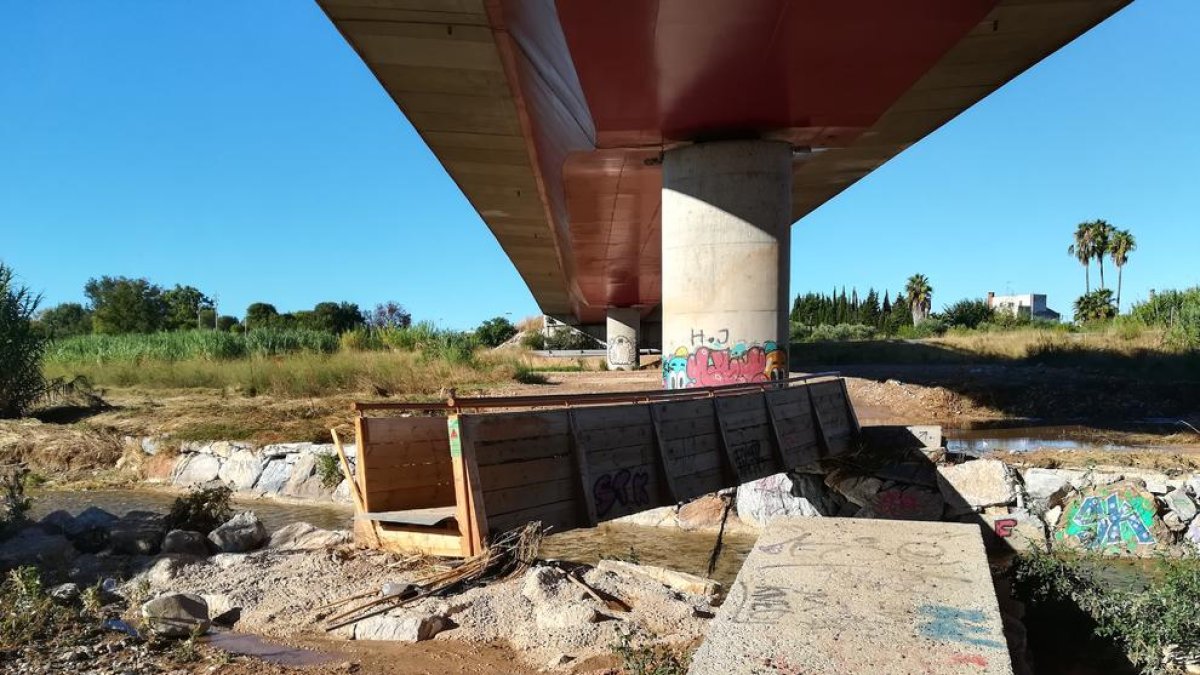 Aspecte que oferia el pont de fusta ahir diumenge al matí, fora del seu llo habitual