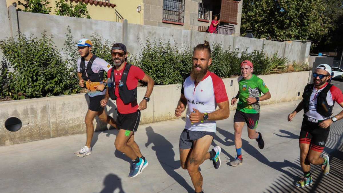 Els cinc atletes cobreixen els darrers metres del recorregut, ja a la ciutat de Reus.