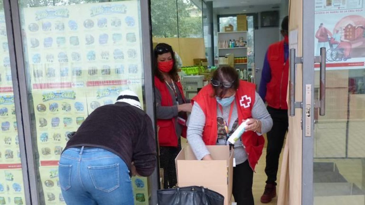 Una voluntaria entregando alimentos.