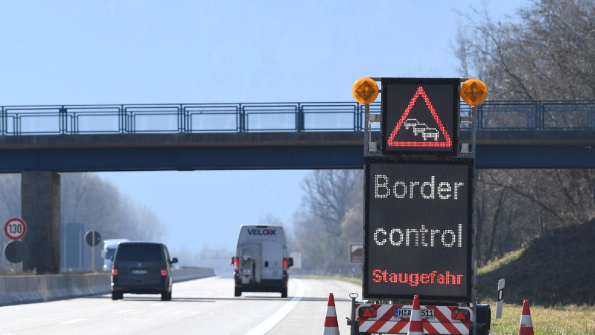 Un signe de trànsit anuncia controls fronterers pel covid-19 a prop de la frontera entre Àustria i Alemanya.