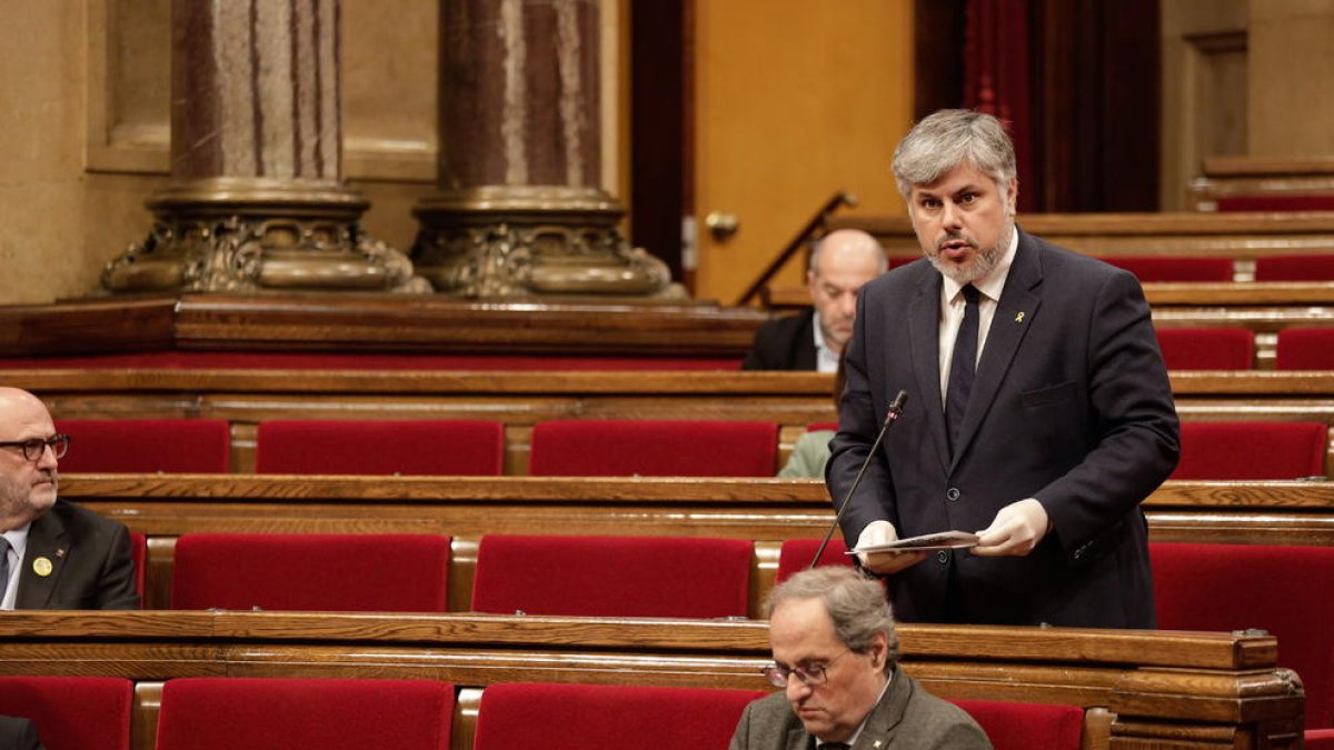 El líder de JxCat en el Parlament, Albert Batet, interviniendo en el pleno del 24 de abril de 2020.