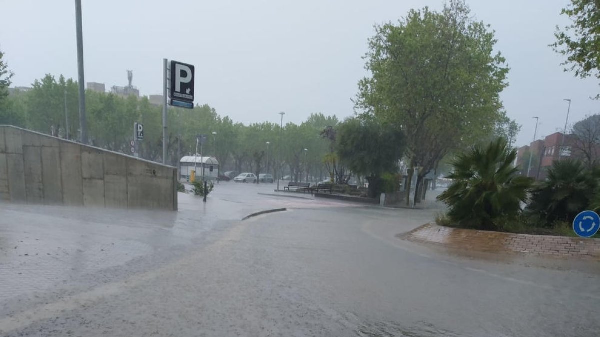 Un carrer de Calafell gairebé inundat