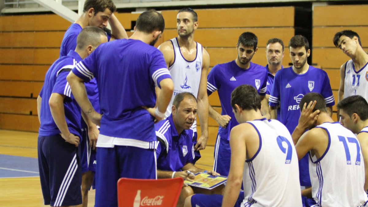 Berni Álvarez, en el banquillo del pabellón del Serrallo donante instrucciones a los jugadores del CBT.