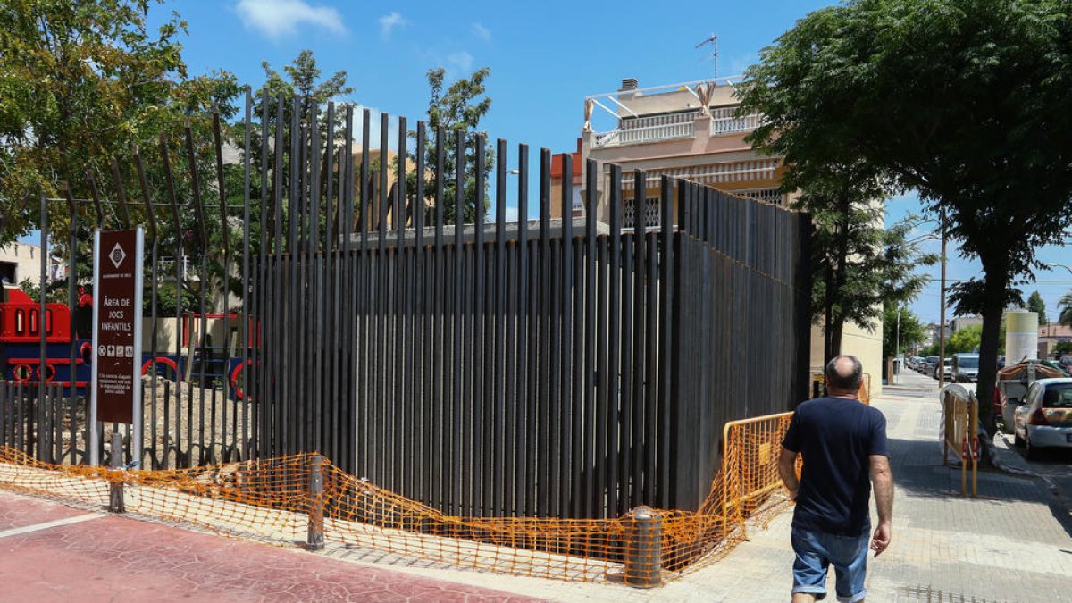 El nou transformador ja està ubicat a la plaça del Racó de l'Avi però encara no es troba operatiu.