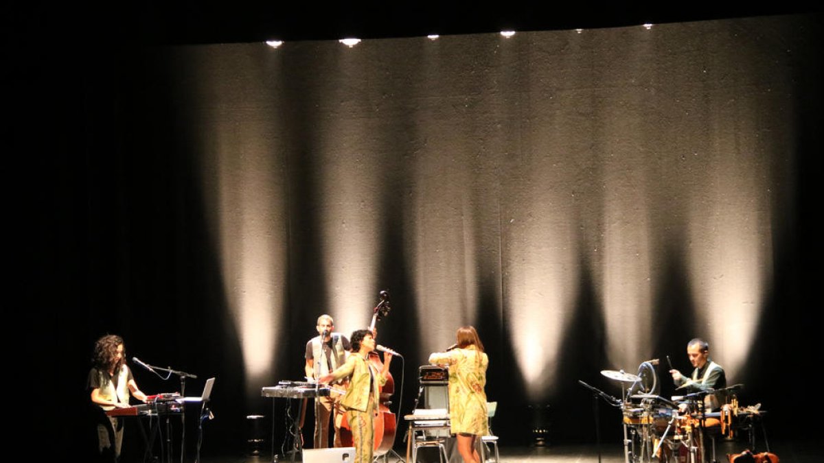 El concert de Paula Grande i Anna Ferrer al teatre Conservatori de Manresa