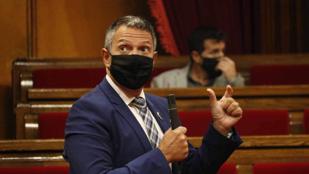 El conseller d'Interior, Miquel Sàmper, intervenint al ple del Parlament