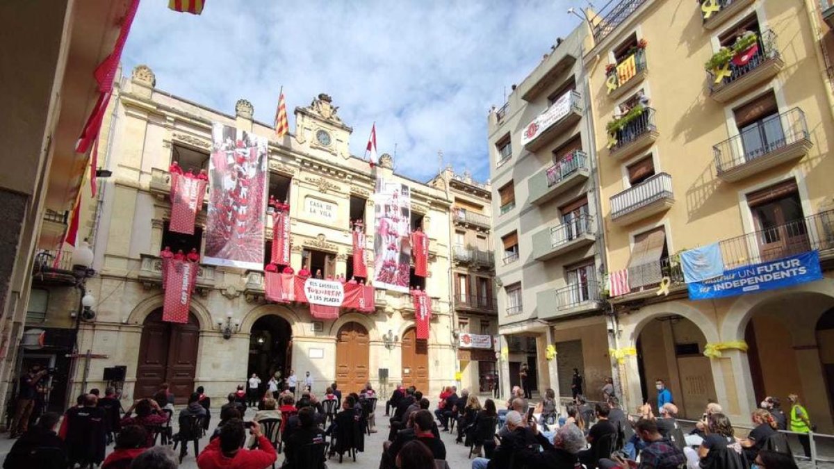 La plaça del Blat ha estat l'escenari d'una breu exhibició castellera