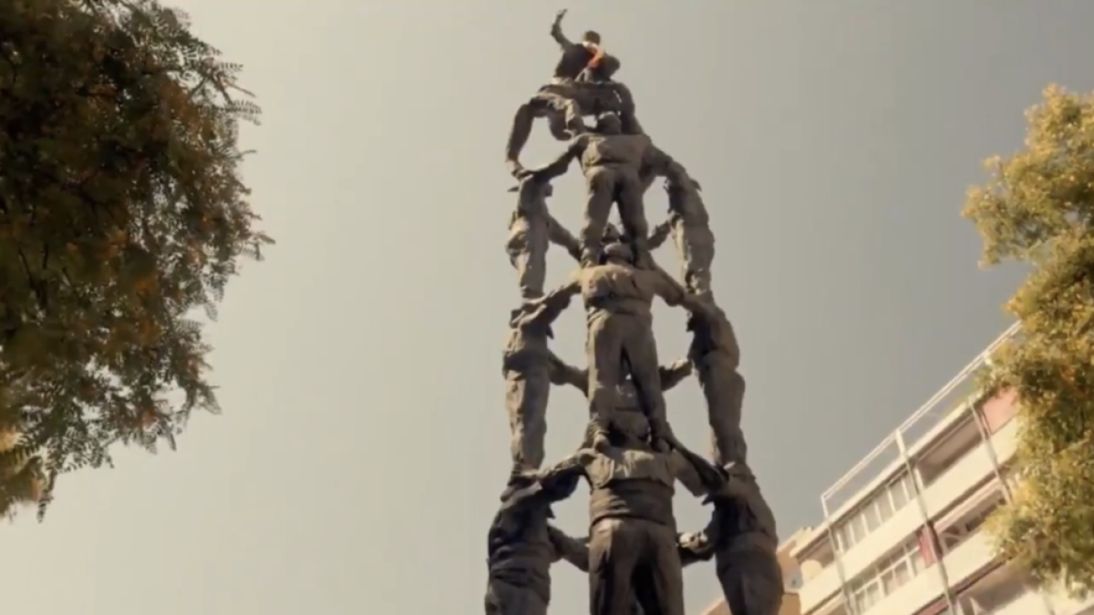 Imatge del monument dels castellers que apareix al clip.