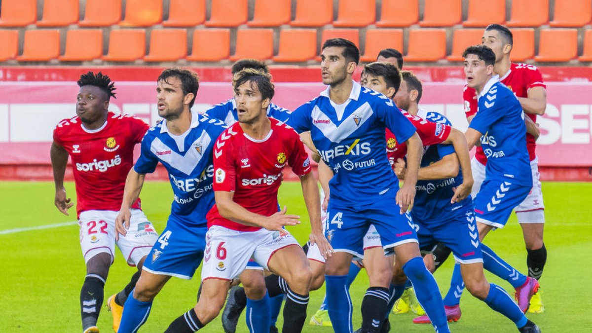 Javi Bonilla espera l'arribada d'una pilota en un córner, en un enfrontament en el qual cap dels dos equips va aconseguir veure porteria.