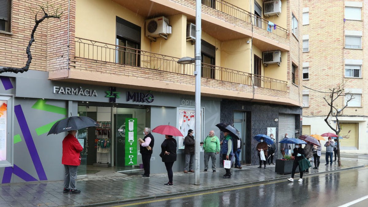 Colas en el exterior de la Farmacia Miró.