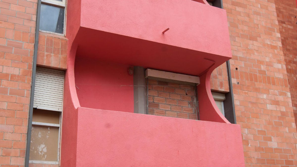 Una imagen de archivo de un balcón de un edificio con puertas y ventanas tapiadas en el barrio Gaudí.