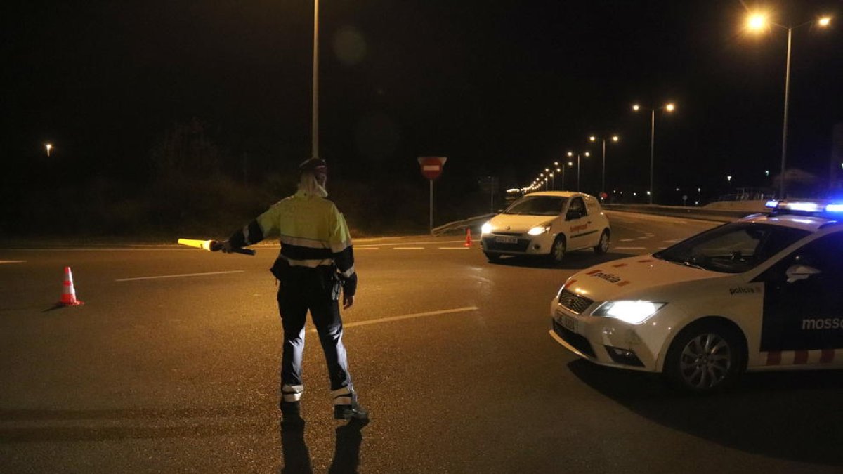 Control dels Mossos d'Esquadra a la T-11 a Tarragona, minuts després d'iniciar-se el toc de queda.