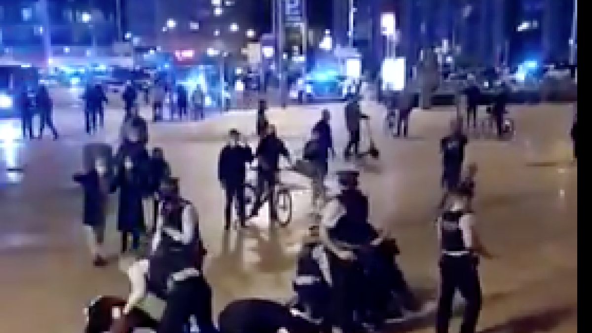 Captura de vídeo dels Mossos actuant contra els manifestants.