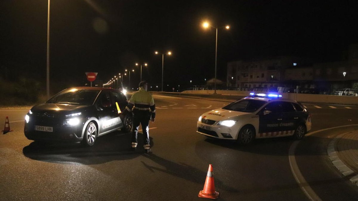 Imagen de un control de los Mossos este domingo por la noche al inicio del toque de queda en Tarragona.