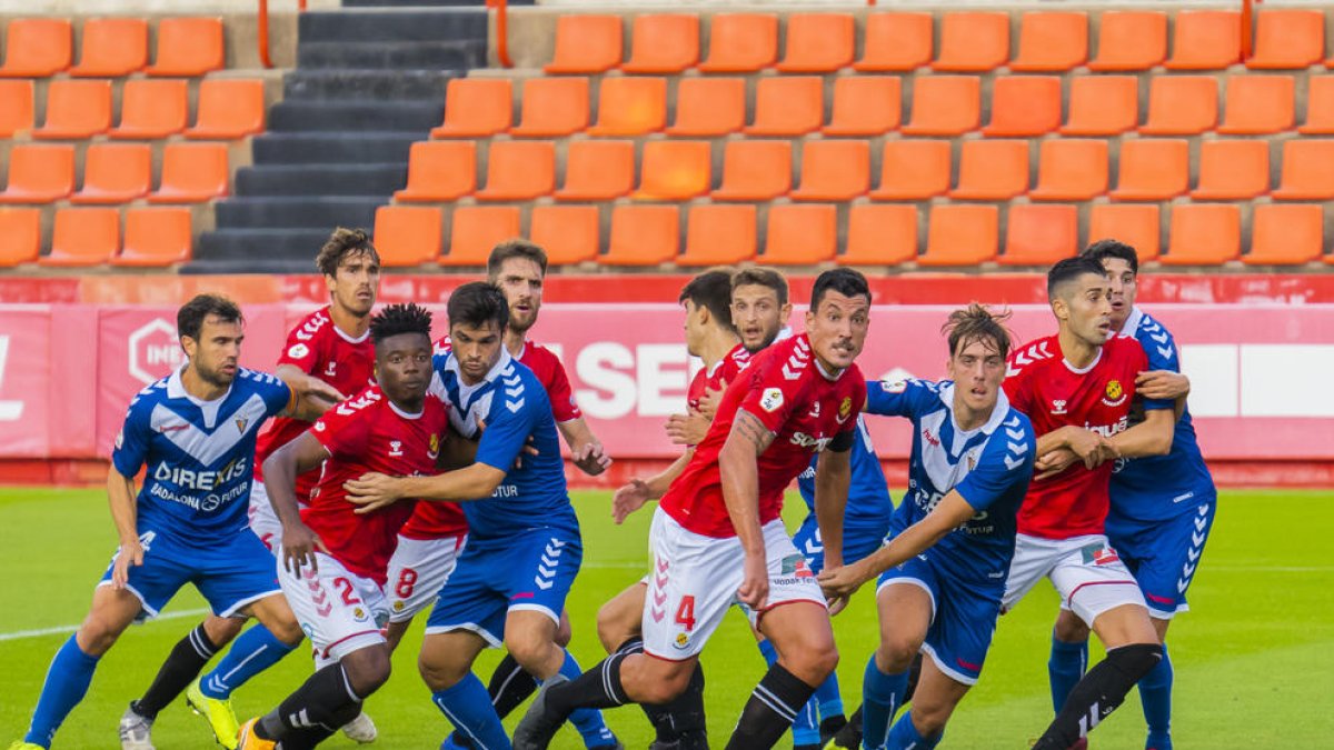 Thomas Amang, Jesús Rueda o Gerard Oliva se disponen a rematar un centro en una acción a pelota parada durante el partido de ayer.