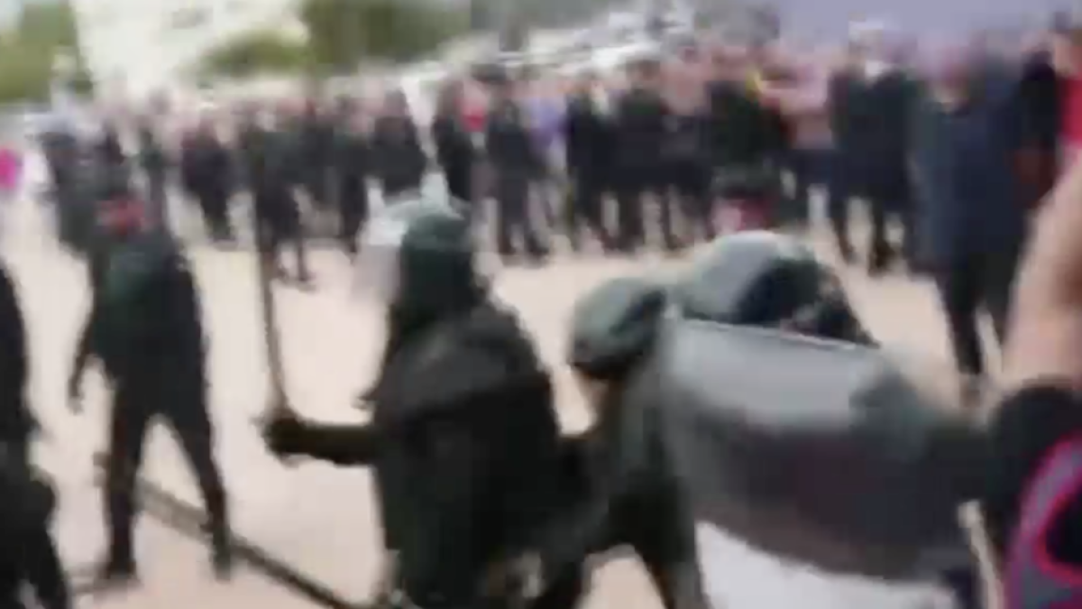 Captura de vídeo de les càrregues a Sant Carles de la Ràpita.