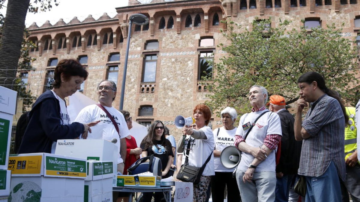 Membres de Marea Blanca, Rebel·lió Atenció Primària i FoCAP davant el Departament de Salut en una imatge d'arxiu.