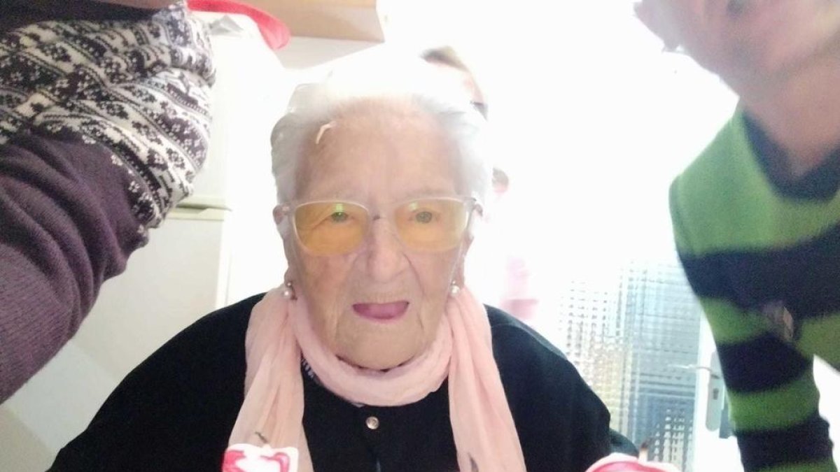 Imatge de l'Amèlia celebrant els seus 108 anys.