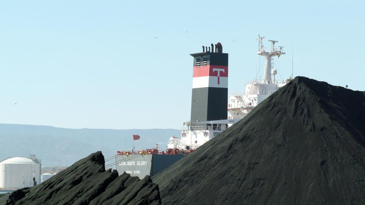 Imatge d'arxiu del vaixell carregant carbó a les instal·lacions del Port de Tarragona.