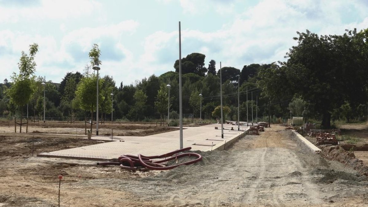 Los tres caminos de pavimento y el alumbrado público del Parc de les Olors estarán acabados el martes.