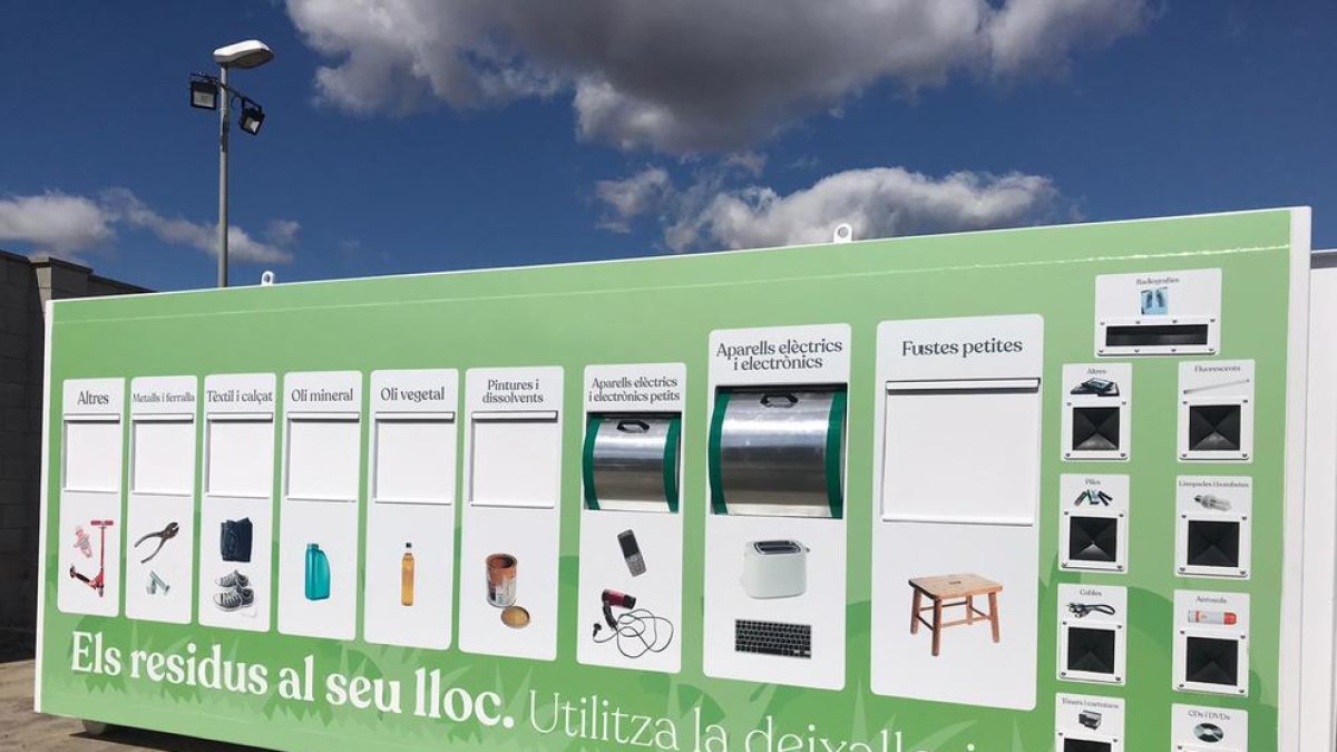 Exterior de los nuevos centros de reciclaje móviles cerrados para evitar prácticas incívicas.