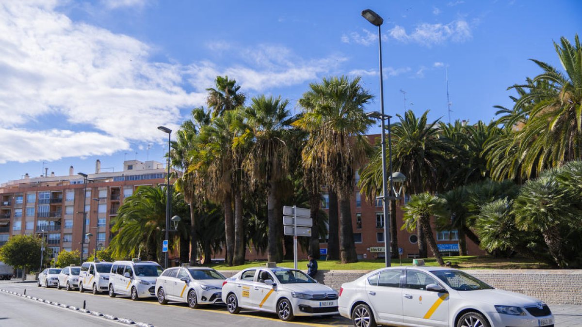 Parada de taxi situada en la proximidad de la estación de ferrocarril de Tarragona.