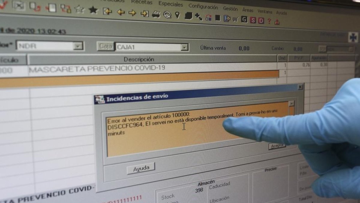 Imagen del colapso del sistema informático de recetas a través del cual se dan mascarillas y se venden medicamentos.
