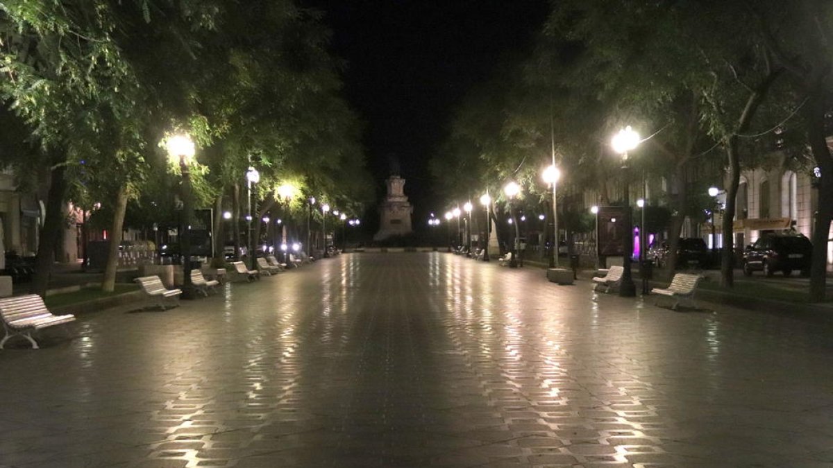 Imagen de la Rambla Nueva de Tarragona completamente vacía el pasado lunes por la noche.