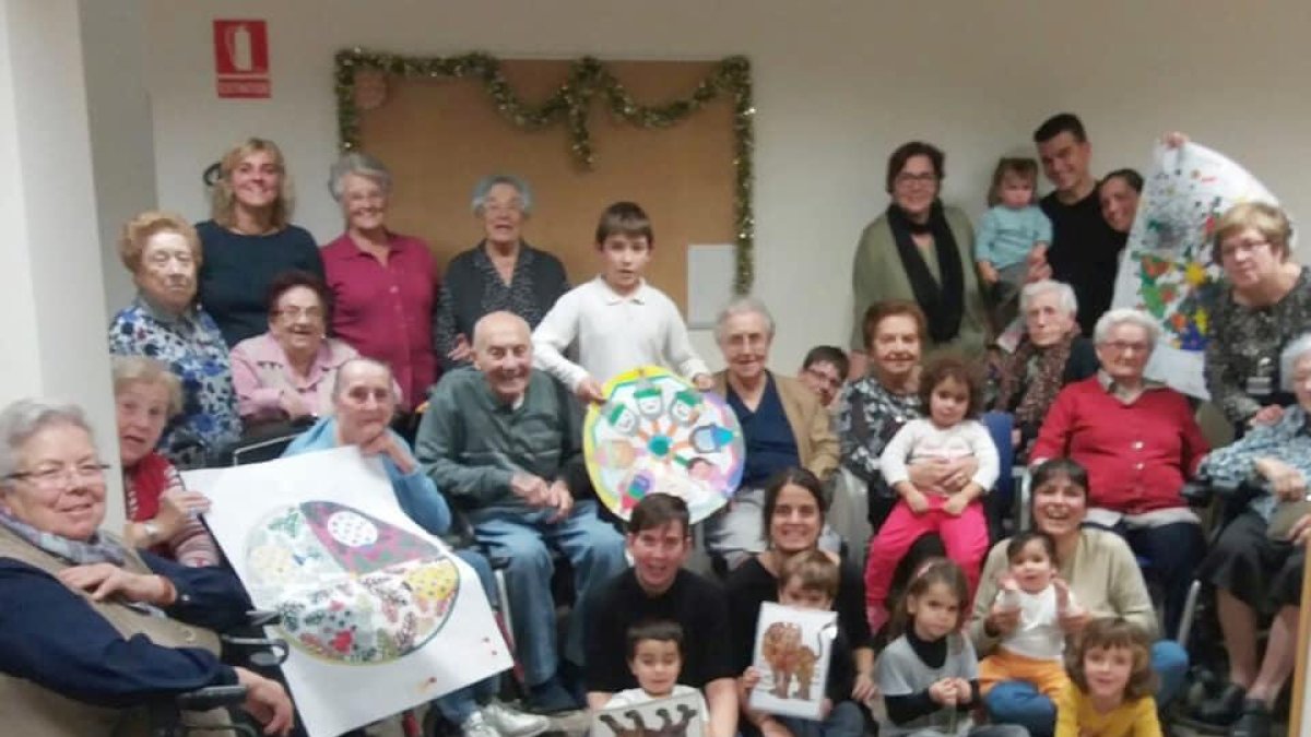 Imagen de archivo de los niños con los abuelos de la residencia que forman parte del Projecte Horitzó.