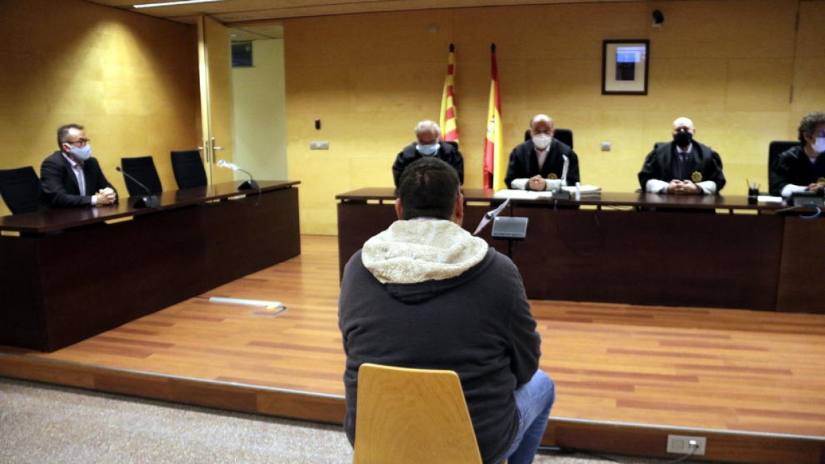 De espaldas, el vecino de Puigcerdà que ha reconocido que abusó sexualmente de su sobrina.