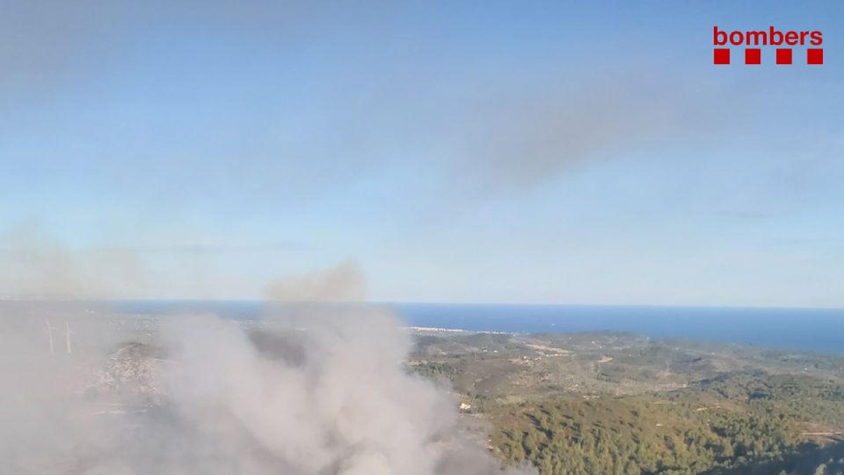 Imatge aèria de l'incendi de vegetació.