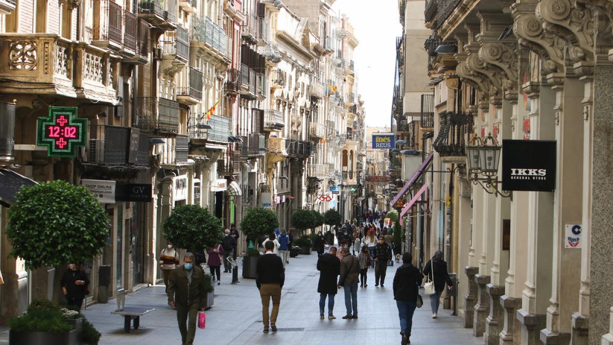 Una imatge d'arxiu d'una farmàcia al carrer Llovera.