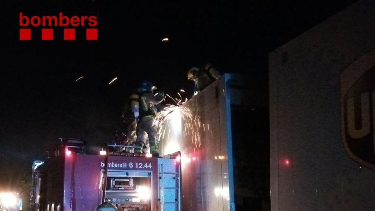 Imatge de l'actuació dels Bombers en l'incendi que va afectar el camió.