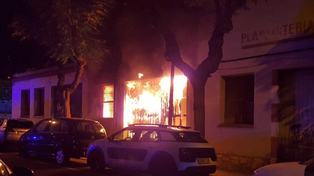 Imagen del fuego que quemó una nave abandonada a la calle Josep M. Prous i Vila.