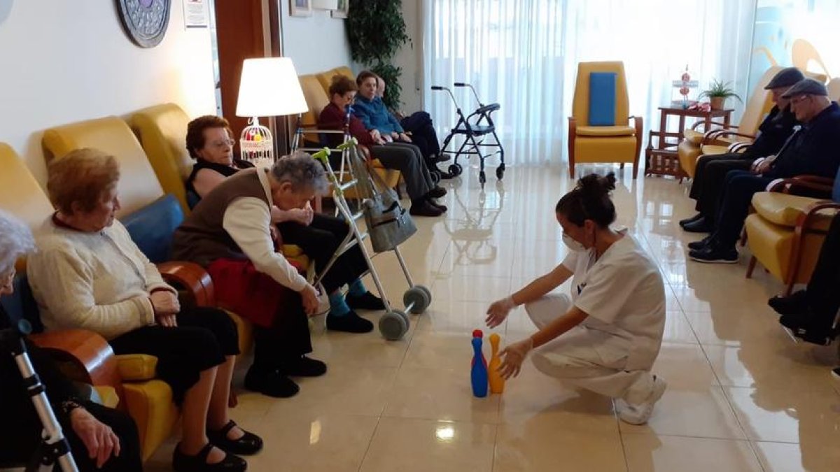 Los residentes de Barà Bahia, un centro de personas mayores de Roda de Berà que, por suerte, todavía no ha registrado ninguno contagiado de coronavirus, jugando a los bolos con uno de los trabajadores.