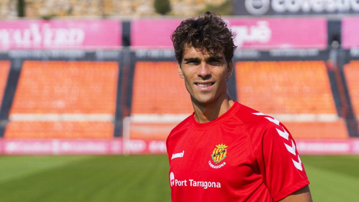 Javier Ribelles, en el centre del camp del Nou Estadi, on ell s'encarrega de distribuir el joc en la seva segona temporada a Tarragona.