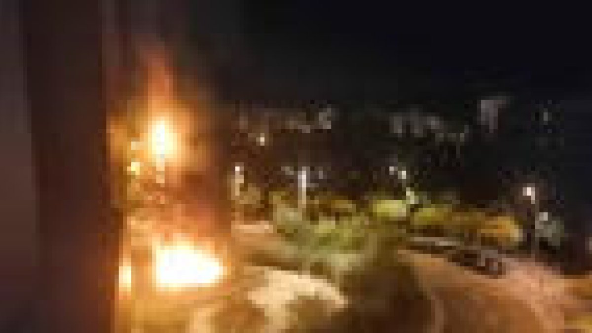 Imagen del incendio de un árbol en la plaza Gandi de Reus.