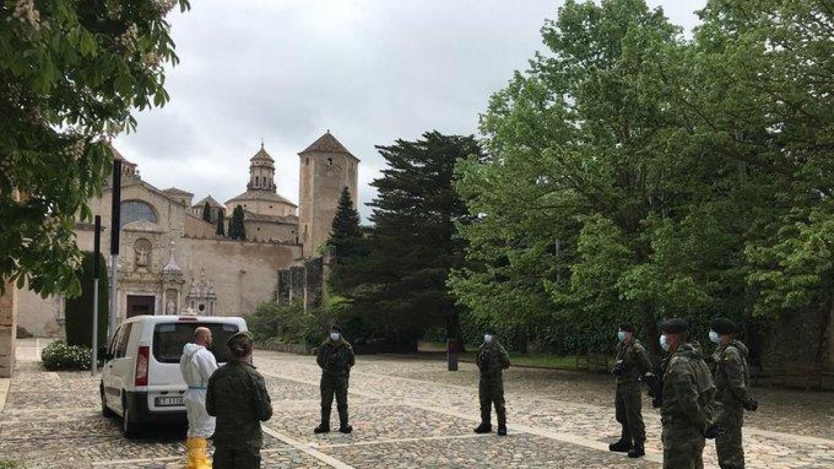 Pla general d'efectius de l'exèrcit a la plaça del Monestir de Poblet abans d'iniciar els treballs de desinfecció.