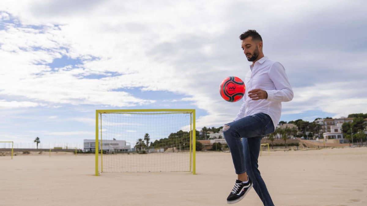 Llorenç Gómez en la playa de la Paella de Torredembarra.