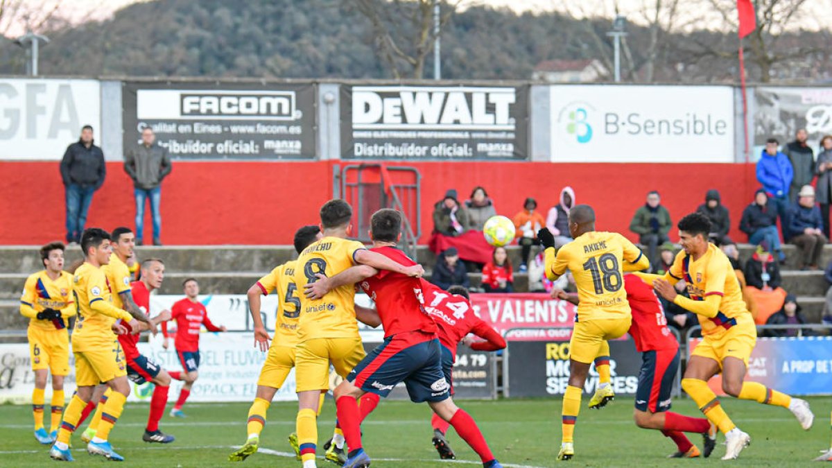 Una imatge d'un partit entre l'Olot i el Barça B de la passada temporada.