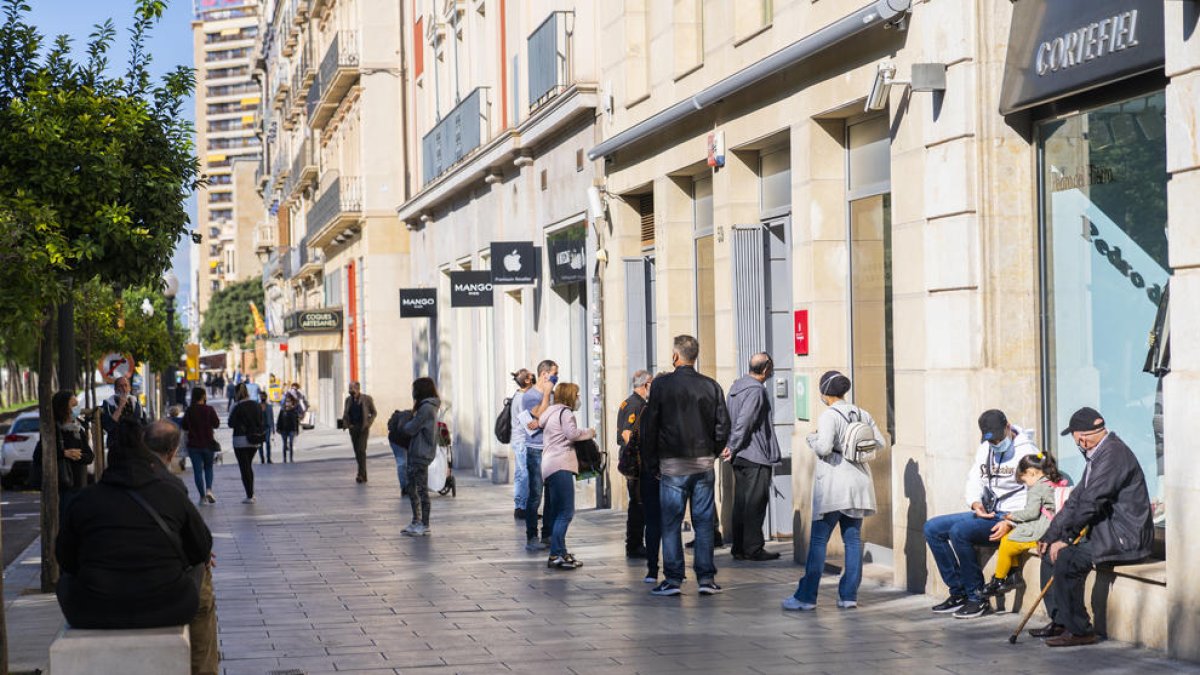 Imagen del OMAC de la Rambla Nova ayer por la mañana con una decena de personas haciendo cola.