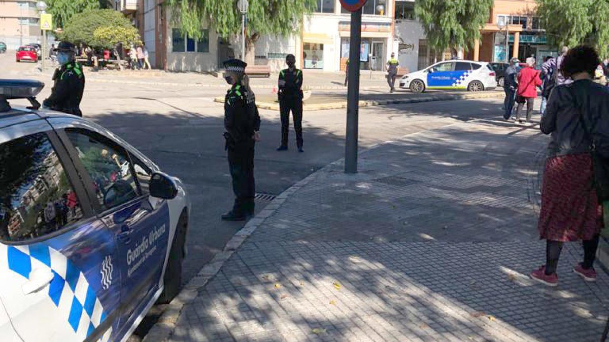 Imagen de agentes de la Guardia Urbana durante una de las actuaciones del dispositivo Pondus.